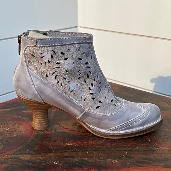 Neosenes Grey Rococo Boots - Picture 3 of 11